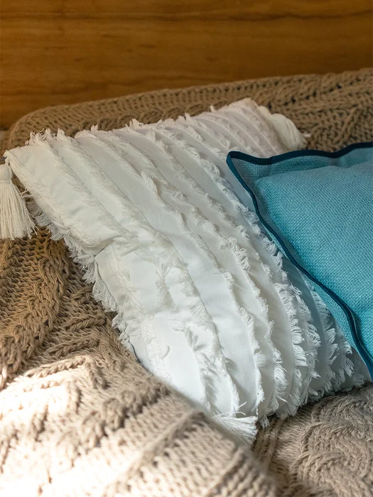 Almohadón Boho Flecos en Blanco - Textiles, Uruguay | Cabana, vista 3