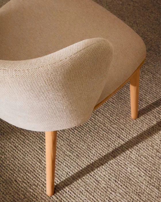 Silla Ciselia chenilla beige y madera maciza de fresno acabado tono natural FSC Mix Credit en Beige - Sillas, Uruguay | Kavehome, vista 3