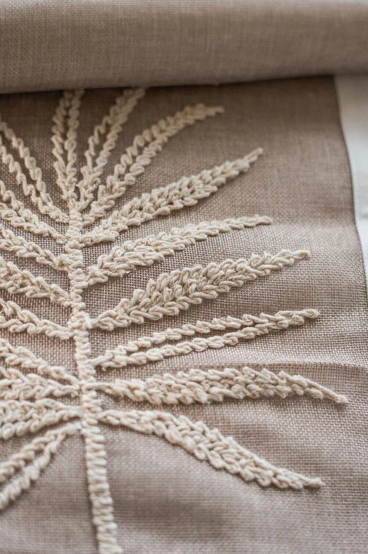 SENDERO BORDADO A MANO - BEIGE Y OFF WHITE en Beige - Textiles, Uruguay | La Iberica, vista 7