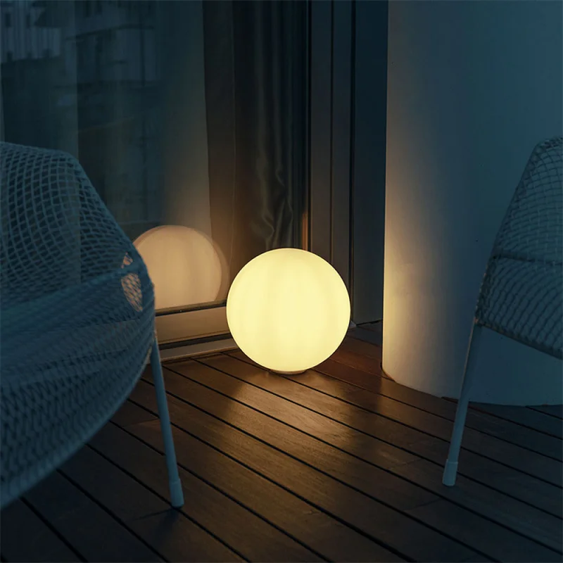 Luminaria de Exterior Garden Ball Medium IP44 en Blanco - Lámparas de pie, Uruguay | Serlux, vista 4
