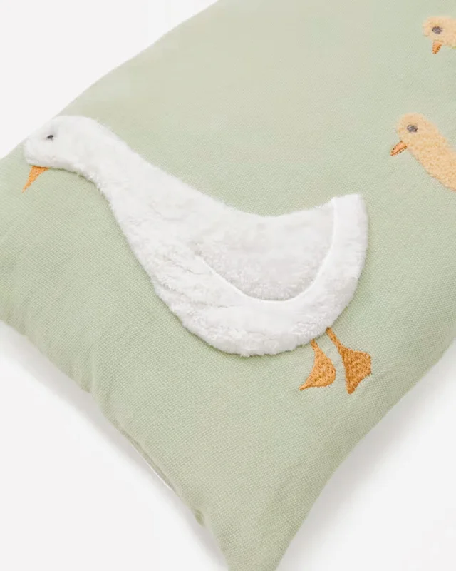 Almohadón Milu de algodón verde bordado de oca 30 x 50 cm en Verde - Textiles, Uruguay | Kavehome, vista 3