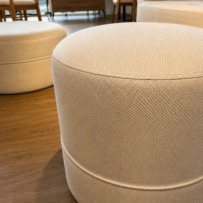 PUFF SOHO III T108 LINO ARENA CLARO en Beige - Sillones y sofás, Uruguay | Balton
