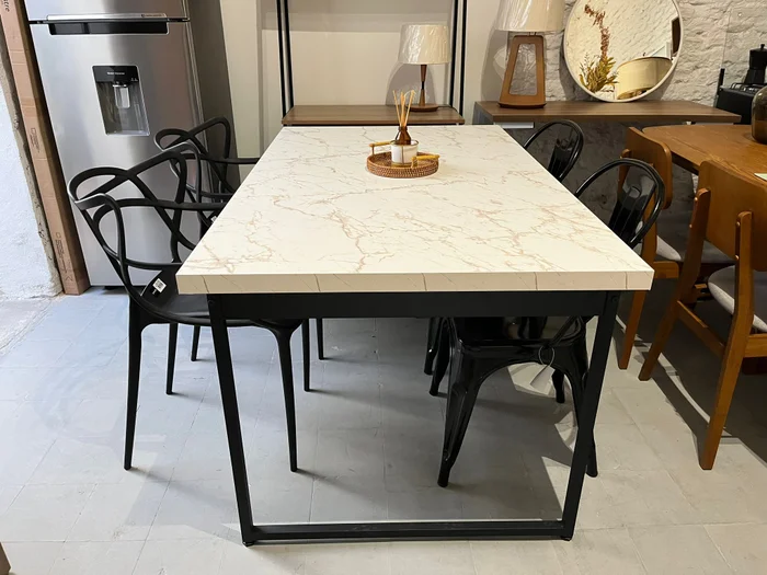Mesa de Comedor Oxford Volakas Rectangular (Hierro Negro) 150 cm - Con Detalle en Blanco - Mesas de comedor, Uruguay | Berna home, vista 3