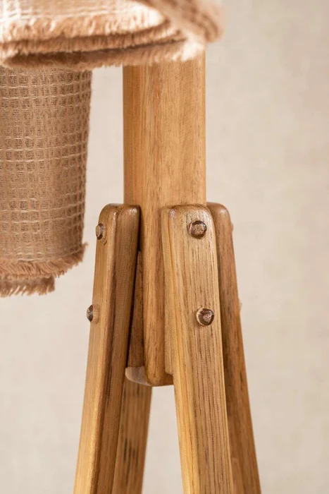 PERCHERO DE PIE ROBLE CLARO Y HIERRO en Madera natural - Percheros y colgadores, Uruguay | La Iberica, vista 3