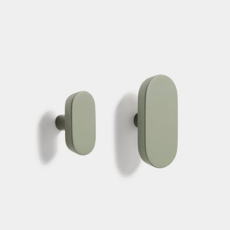 Set Arely de 2 colgadores de madera maciza de haya con acabado lacado verde 6,5 cm / 10 cm en Verde - Percheros y colgadores, Uruguay | Kavehome