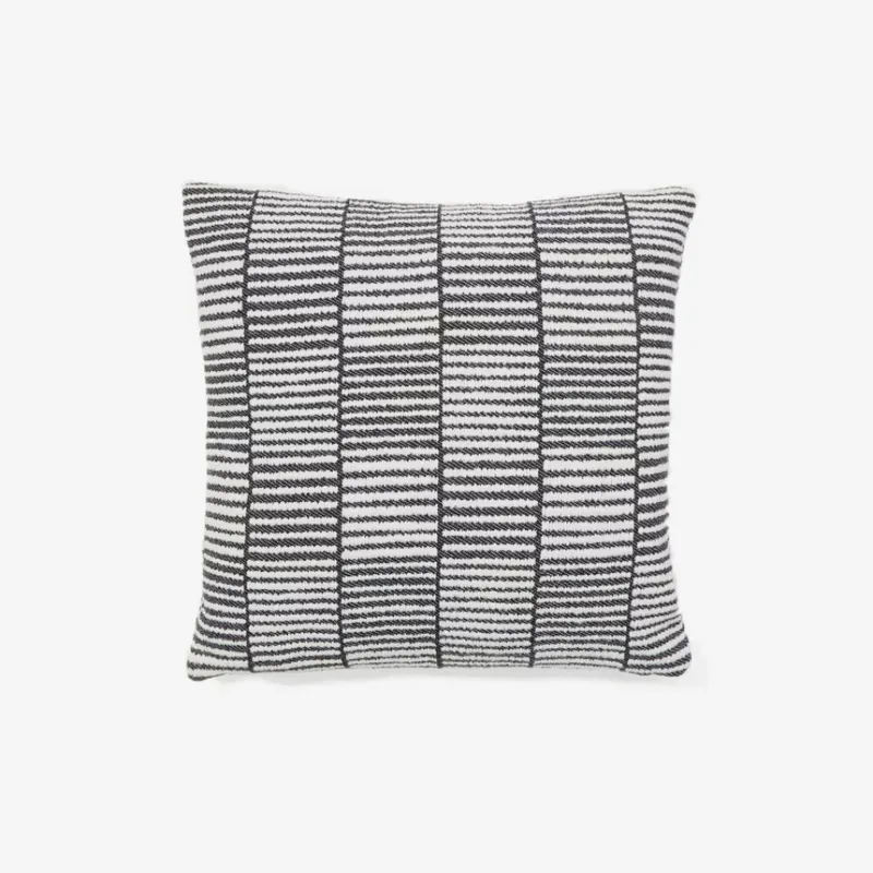Almohadón Levu 100% algodón a rayas negro y blanco 45 x 45 cm en Multicolor - Textiles, Uruguay | Kavehome