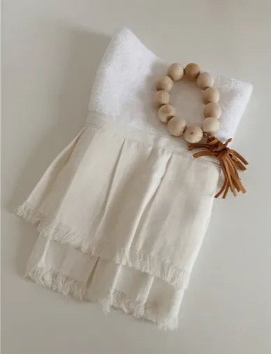 Toalla blanca con decenario de madera y cuero en Blanco - Decoración, Uruguay | Dreams On Time