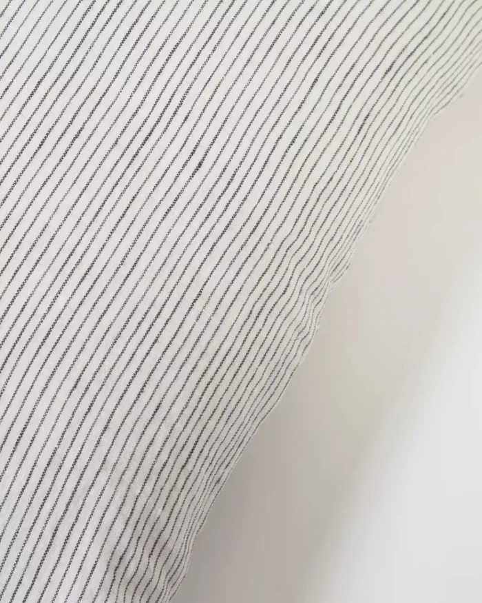 Almohadón Marena 100% lino rayas blanco y negro 45 x 45 cm en Blanco - Textiles, Uruguay | Kavehome, vista 2