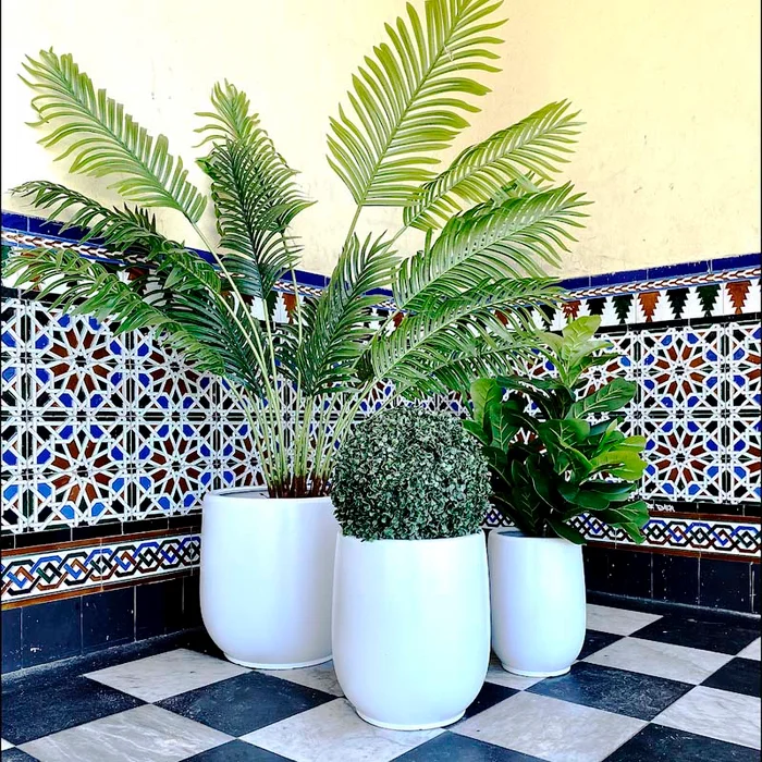 Maceta Mykonos cerámica Mediana blanca/negra en Blanco - Macetas, Uruguay | Alta Gracia Deco, vista 3