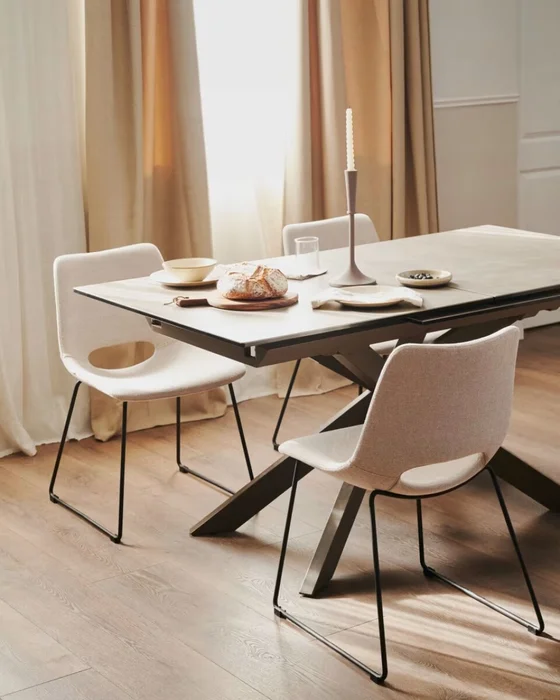 Silla Zahara beige y patas de acero con acabado negro en Beige - Sillas, Uruguay | Kavehome, vista 3