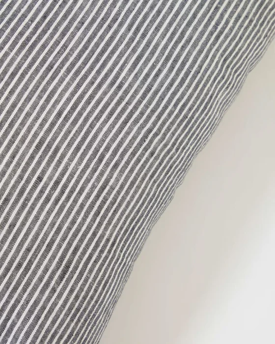 Almohadón Marena 100% lino rayas negro y blanco 45 x 45 cm en Multicolor - Textiles, Uruguay | Kavehome, vista 2