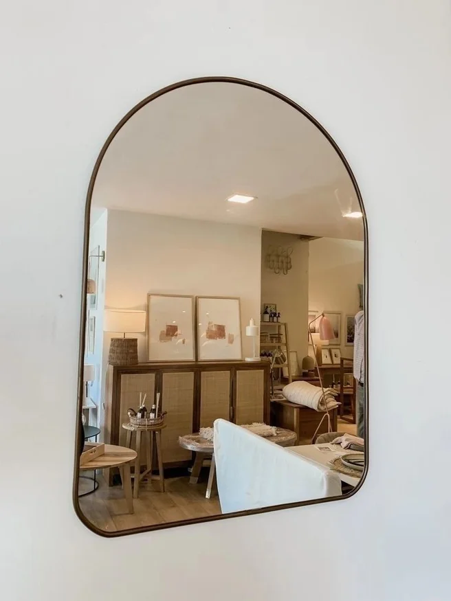 Espejo arco pequeño marco de goma en Marrón - Espejos, Uruguay | Treehouse Deco, vista 2