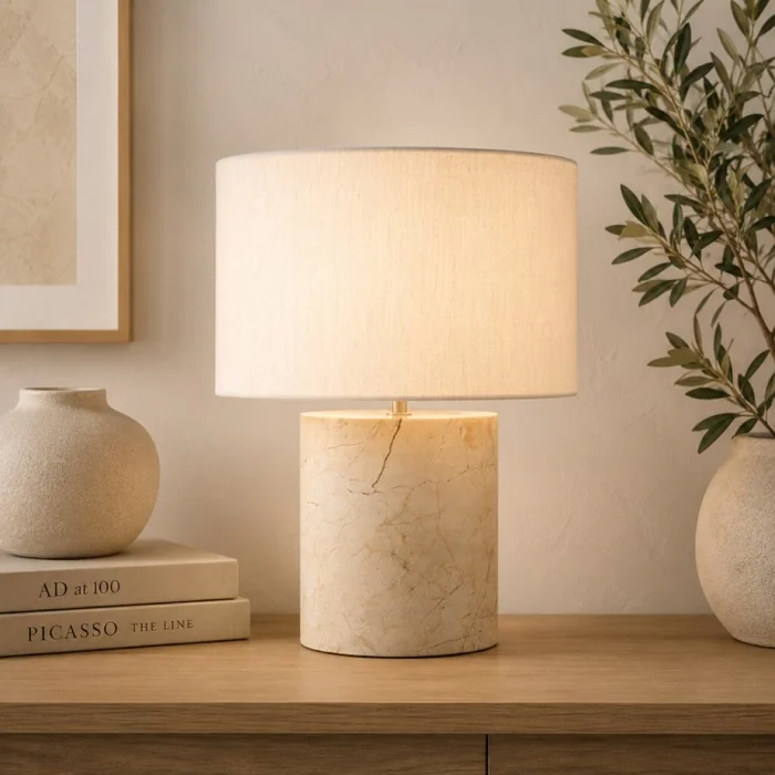 Lámpara De Mesa Tyra en Beige - Lámparas de mesa, Uruguay | Aihaus