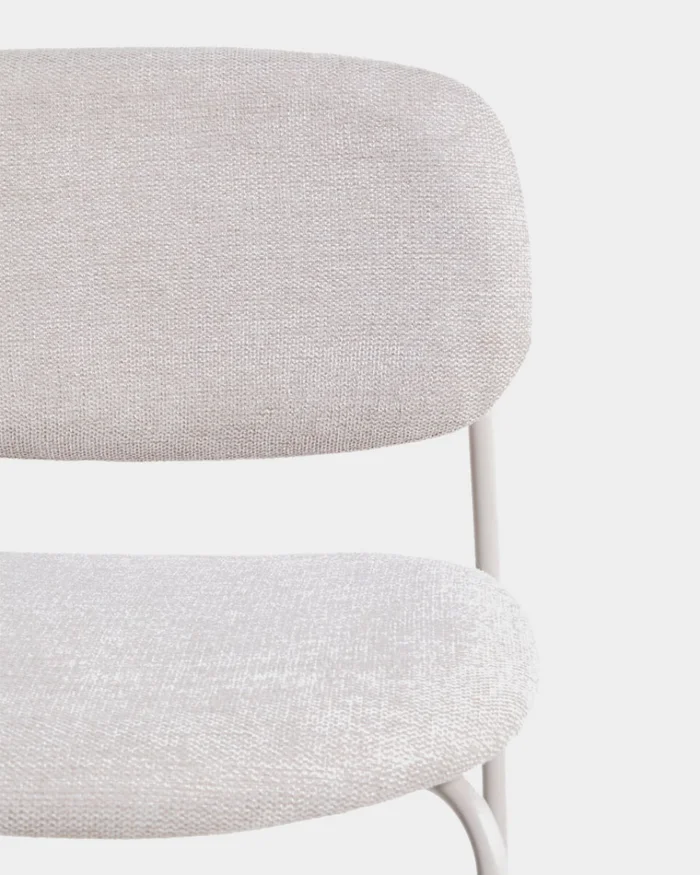 Taburete apilable Meli de chenilla beige y patas de metal beige 65 cm en Beige - Butacas, banquetas y puffs, Uruguay | Kavehome, vista 2