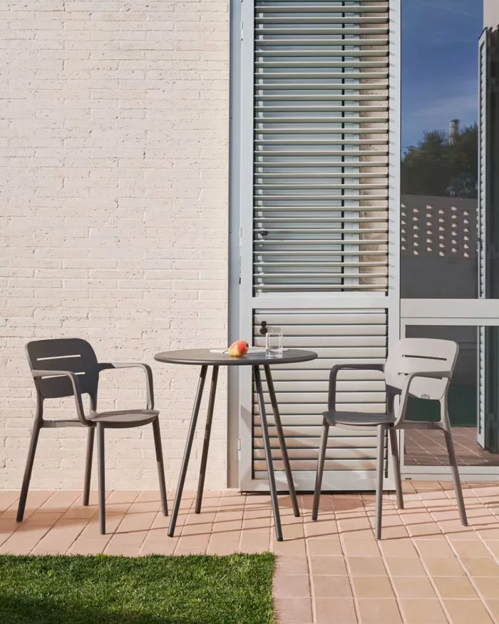 Mesa redonda de exterior Montjoi de acero - con acabado gris Ø 70 cm en Gris - Muebles para el exterior, Uruguay | Kavehome, vista 2