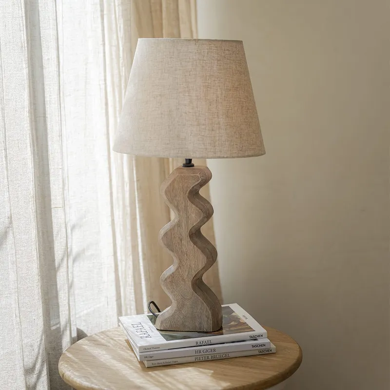 Lámpara de mesa Ellis en Madera natural - Lámparas de mesa, Uruguay | De Arcos