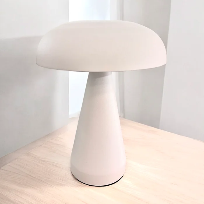Lampara de mesa Led Pilz recargable en Dorado - Lámparas de mesa, Uruguay | Alta Gracia Deco, vista 4