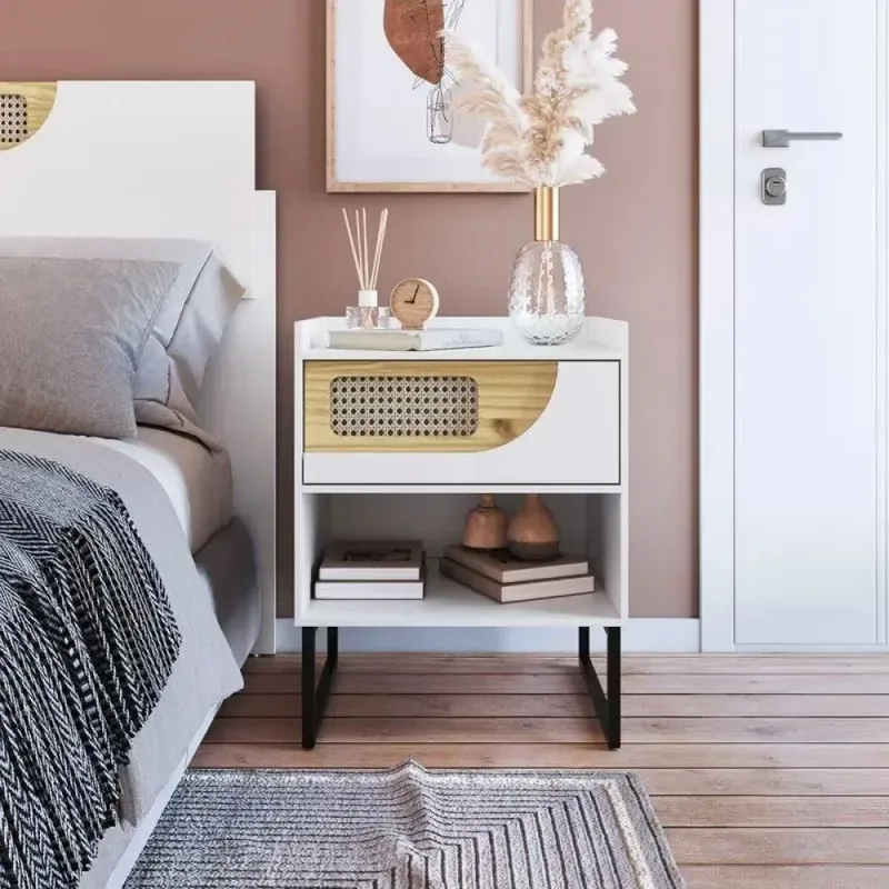 Mesa de luz con 1 cajón con detalle en madera y rattan. en Blanco - Mesas de luz, Uruguay | Champagne Home
