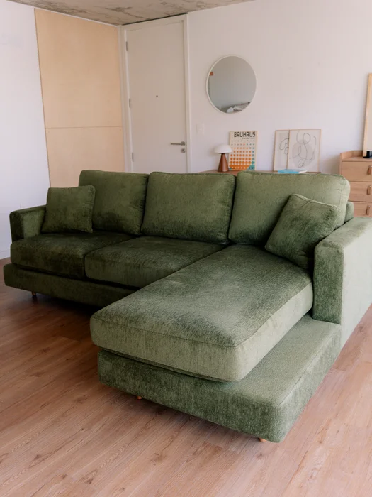 Sofa con Chaise Dublin 4 Cuerpos (240 cm) EASY CLEAN – Verde en Verde - Sillones y sofás, Uruguay | Berna home, vista 2