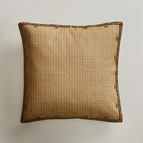 FUNDA COJÍN DETALLE FLORAL - Textiles, Uruguay | Zara Home