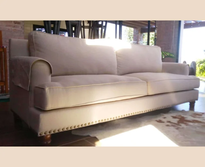 Sofá modelo Vila con tachas 2 cuerpos - Sillones y sofás, Uruguay | Viladecó Muebles
