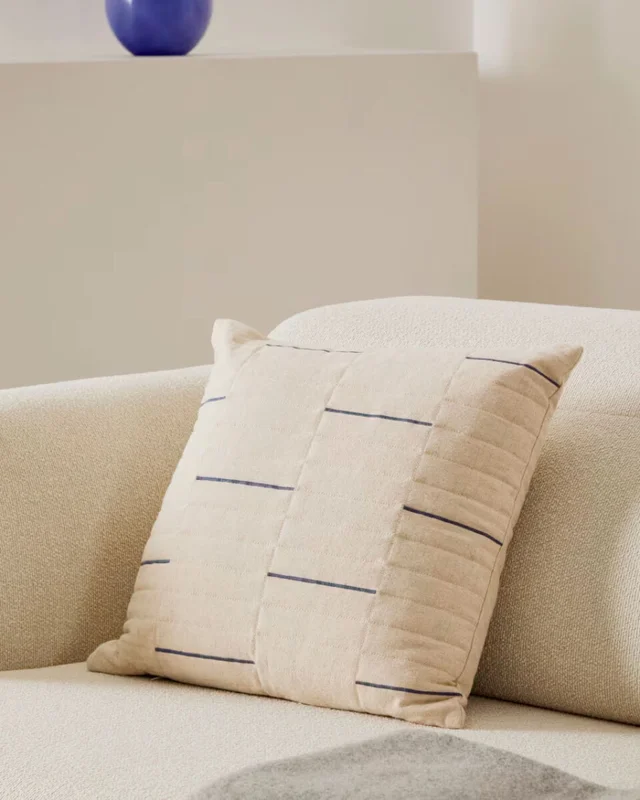 Almohadón Blaina de algodón y lino blanco con detalle bordado azul 45 x 45 cm en Azul, Blanco - Textiles, Uruguay | Kavehome, vista 3