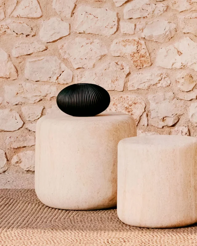 Mesa auxiliar Drasi de cemento con acabado efecto travertino - Ø60 cm en Beige - Mesas de arrimo, Uruguay | Kavehome, vista 3