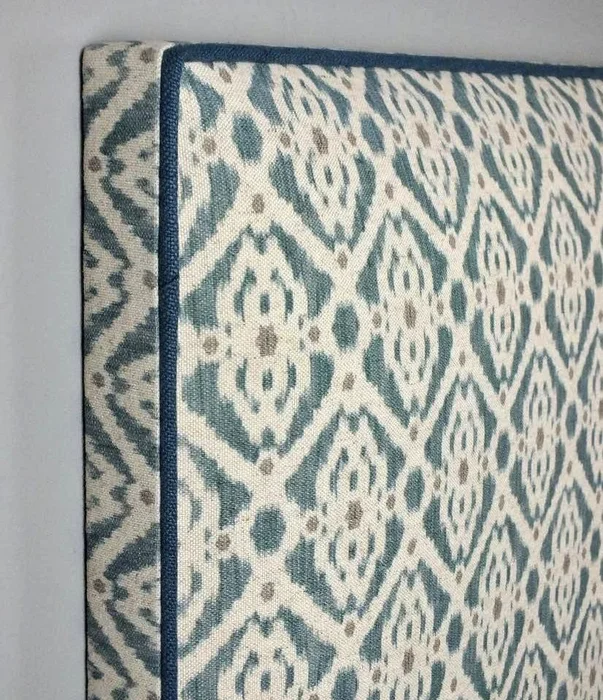 Respaldo tapizado con vivos fuelle en Multicolor - Dormitorio, Uruguay | Pieza Clave
