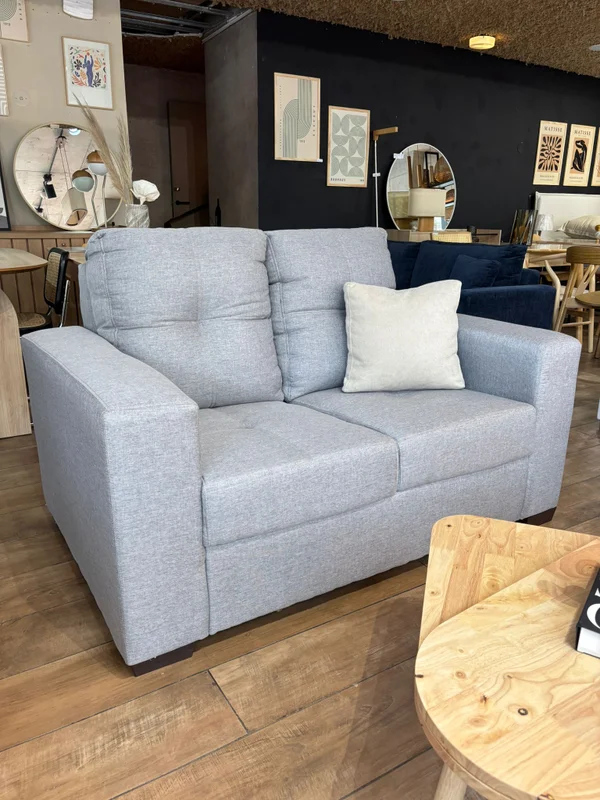 Sofa 2 cuerpos Los Angeles - Gris en Madera natural - Sillones y sofás, Uruguay | Berna home, vista 3