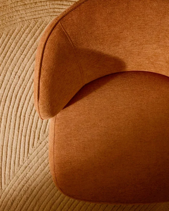 Butaca Ulit de chenilla - terracota y patas de madera maciza haya acabado natural en Rojo - Butacas, banquetas y puffs, Uruguay | Kavehome, vista 3