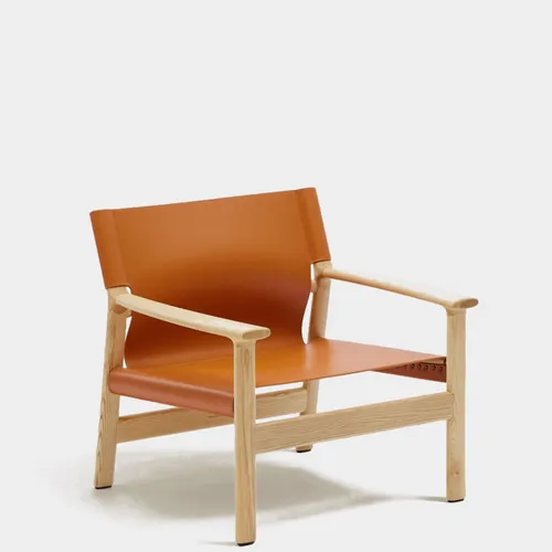 Butaca Jan de fibras de cuero reciclado - marrón claro y madera maciza de fresno con acabado tono natural FSC 100% en Marrón - Butacas, banquetas y puffs, Uruguay | Kavehome