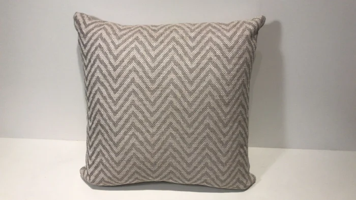ALMOHADON 40X40 - TELA TRAMADA ZIG ZAG GRIS Y BEIGE en Multicolor - Textiles, Uruguay | Champagne Home