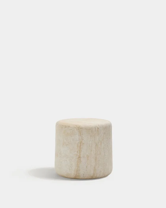 Mesa auxiliar Drasi de cemento con acabado efecto travertino - Ø46 cm en Beige - Mesas de arrimo, Uruguay | Kavehome