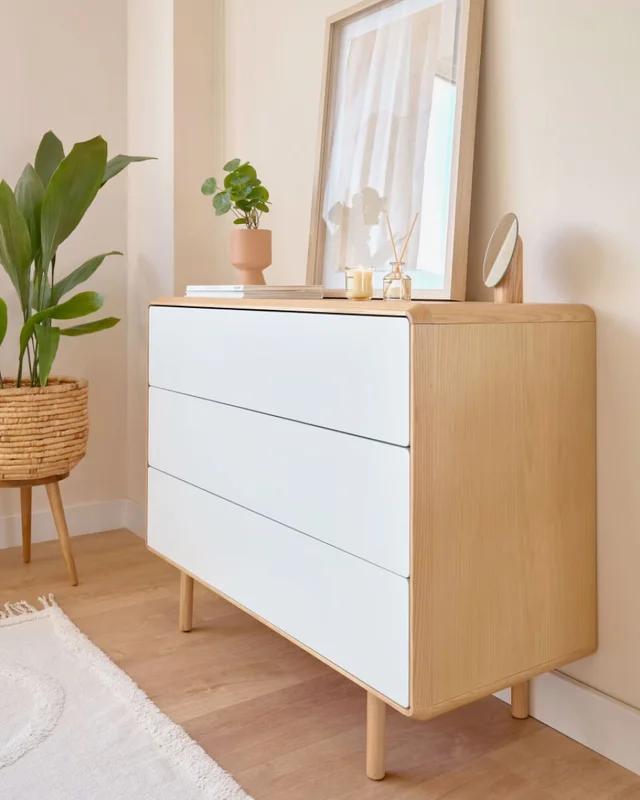 Cómoda Anielle de 3 cajones de madera maciza y chapa de fresno 99 x 78,5 cm en Blanco - Cómodas, Uruguay | Kavehome, vista 3