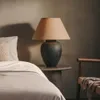 Lámpara de mesa Mercadal de cerámica con acabado negro en Negro - Lámparas de mesa, Uruguay | Kavehome, vista 2 de 5