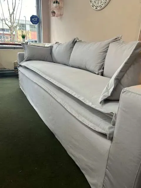 Sofá doble almohadón de asiento con fundas 100% desmontables en Gris - Sillones y sofás, Uruguay | Viladecó Muebles