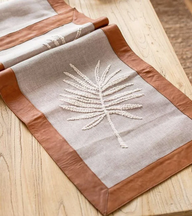 SENDERO BORDADO A MANO - GUARDA DE CUERO - Textiles, Uruguay | La Iberica