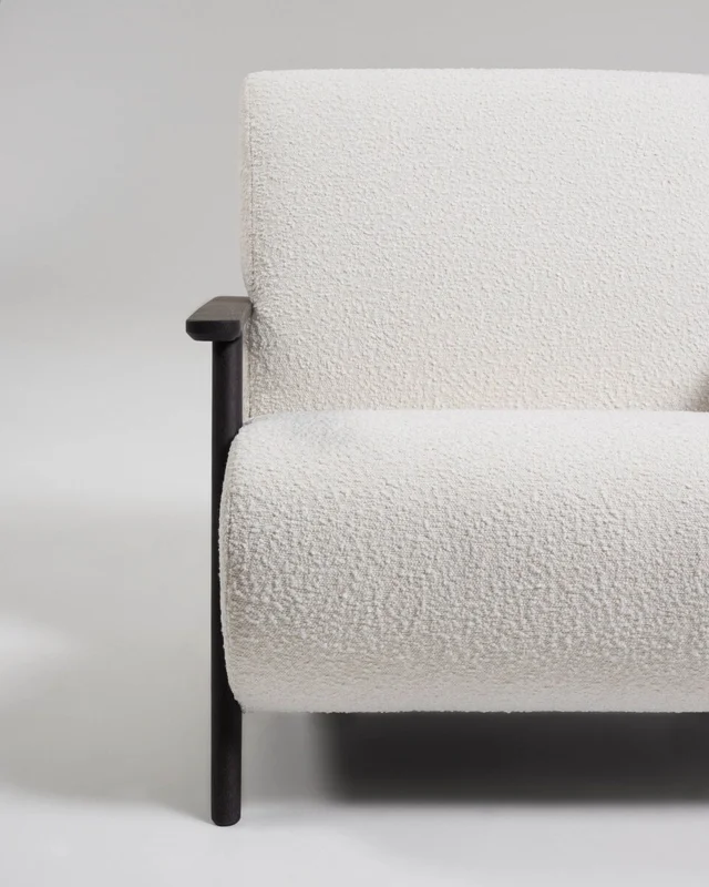 Butaca Meghan borrego - blanco y patas de madera maciza de fresno con acabado wengué en Blanco - Butacas, banquetas y puffs, Uruguay | Kavehome, vista 3