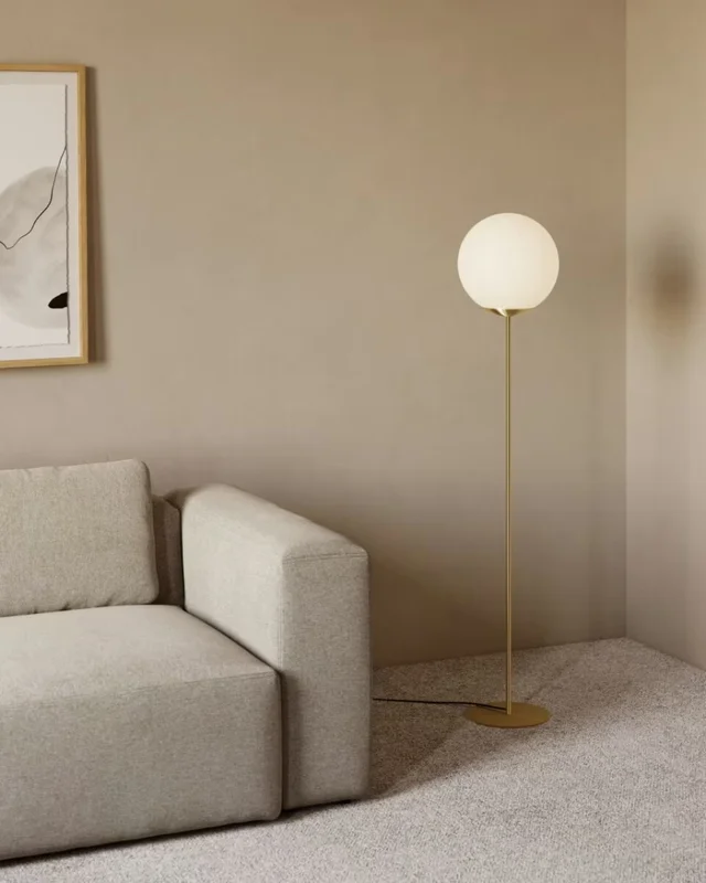 Luminaria de pie Mahala de acero y cristal glaseado en Dorado - Lámparas de pie, Uruguay | Kavehome, vista 3