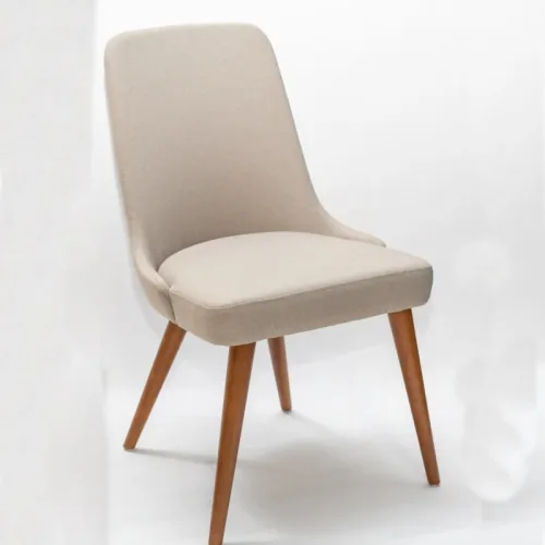 Silla tapizada - Tela Gris clara - Patas madera Cinamomo en Madera natural - Sillas, Uruguay | Champagne Home