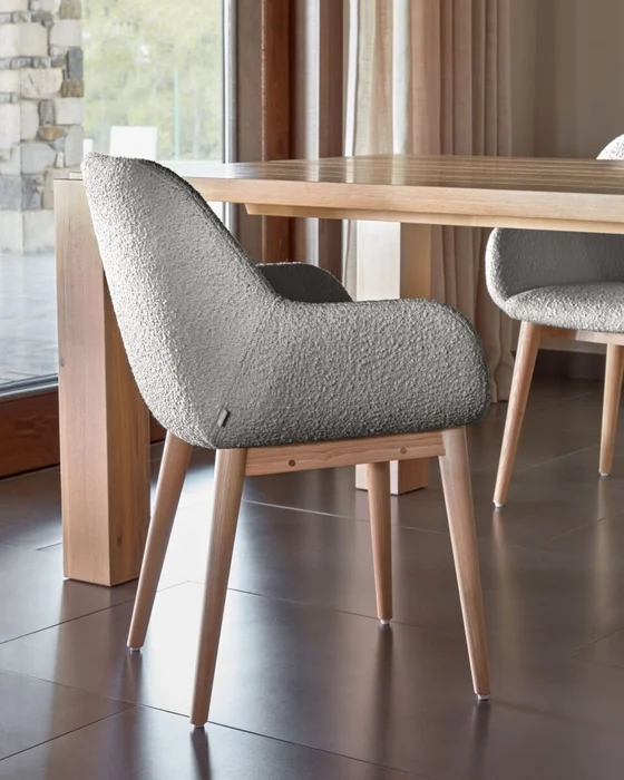 Silla Konna de borreguito - gris claro y patas de chapa de fresno acabado natural en Gris - Sillas, Uruguay | Kavehome, vista 3