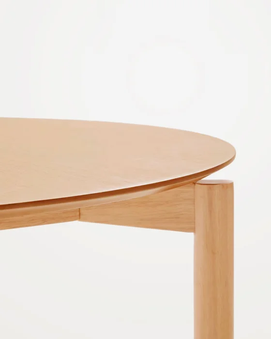 Mesa Indara - redonda de chapa de fresno y madera maciza de caucho con acabado tono natural Ø110cm en Madera natural - Mesas de comedor, Uruguay | Kavehome, vista 4