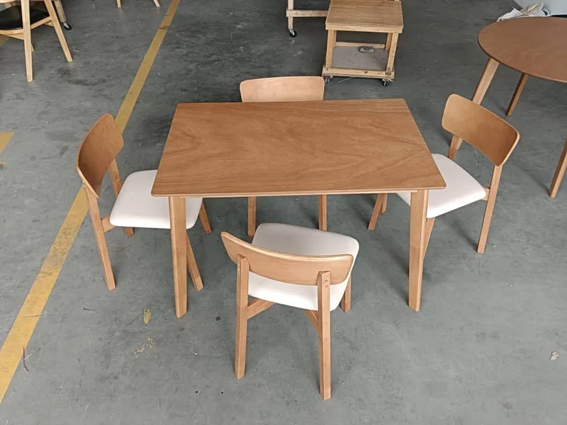Mesa de Comedor Marruecos 110 x 70 cm – Madera de Gomero Oscuro en Marrón - Mesas de comedor, Uruguay | Berna Home, vista 4