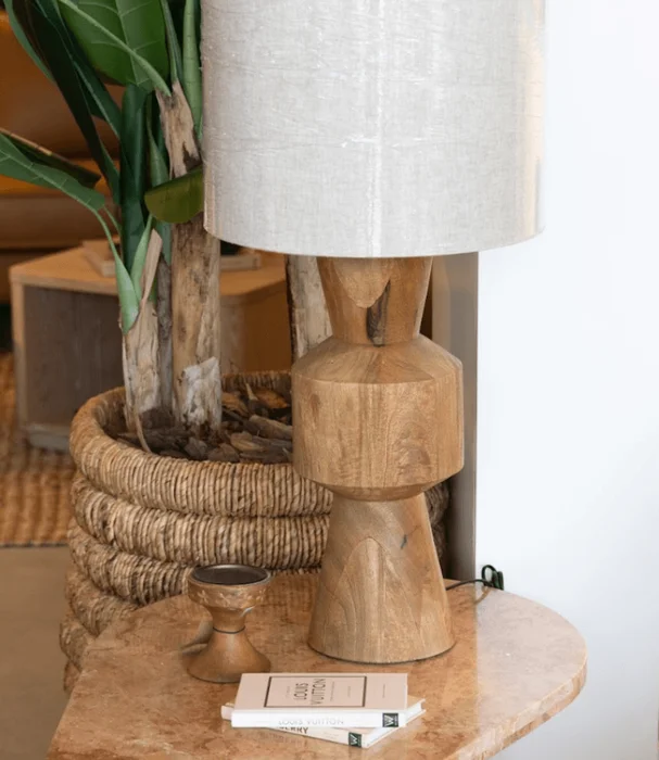 L.MESA ARTHUR 20X20X49 MADERA L en Madera natural - Lámparas de mesa, Uruguay | Masinfinito Casa