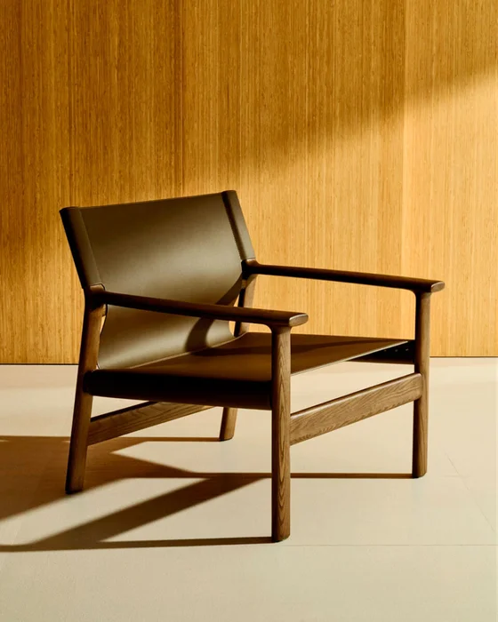 Butaca Jan de fibras de cuero reciclado - marrón oscuro y madera maciza de fresno con acabado tono nogal FSC 100% en Marrón - Butacas, banquetas y puffs, Uruguay | Kavehome, vista 2