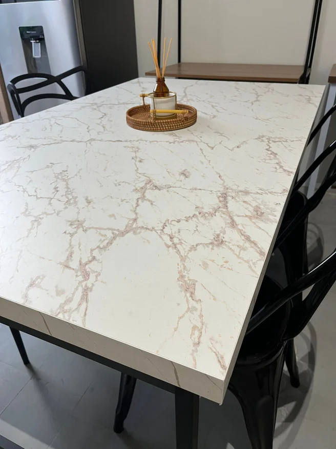 Mesa de Comedor Oxford Volakas Rectangular (Hierro Negro) 150 cm - Con Detalle en Blanco - Mesas de comedor, Uruguay | Berna home, vista 2
