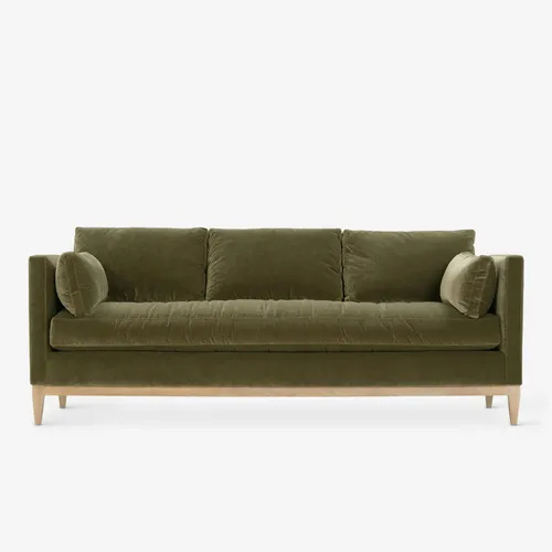 Sofá con zócalo tapizado Kevin en Verde - Sillones y sofás, Uruguay | Pieza Clave