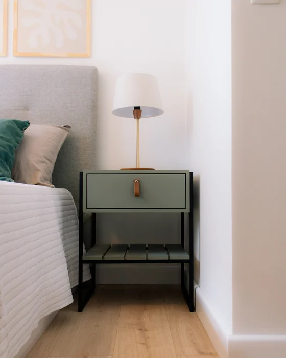 Mesa de Luz James (Verde/Hierro Negro) en Verde – Diseño exclusivo – Marco de acero al carbono de 25 mm – Pintura metaliza - Mesas de luz, Uruguay | Berna home, vista 2