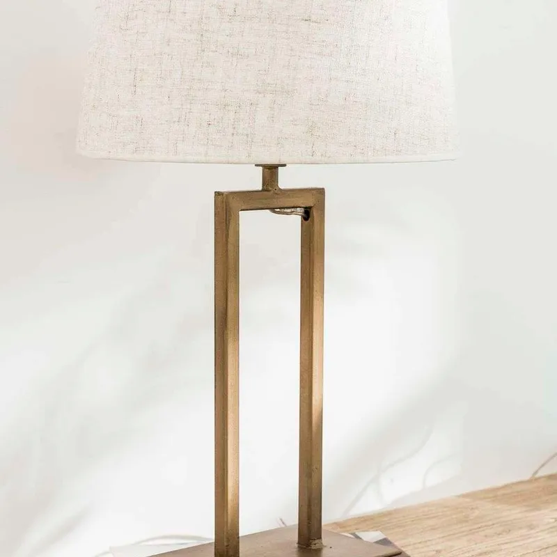 LAMPARA DE MESA GEOMETRICA - HIERRO DORADO en Dorado - Lámparas de mesa, Uruguay | La Iberica