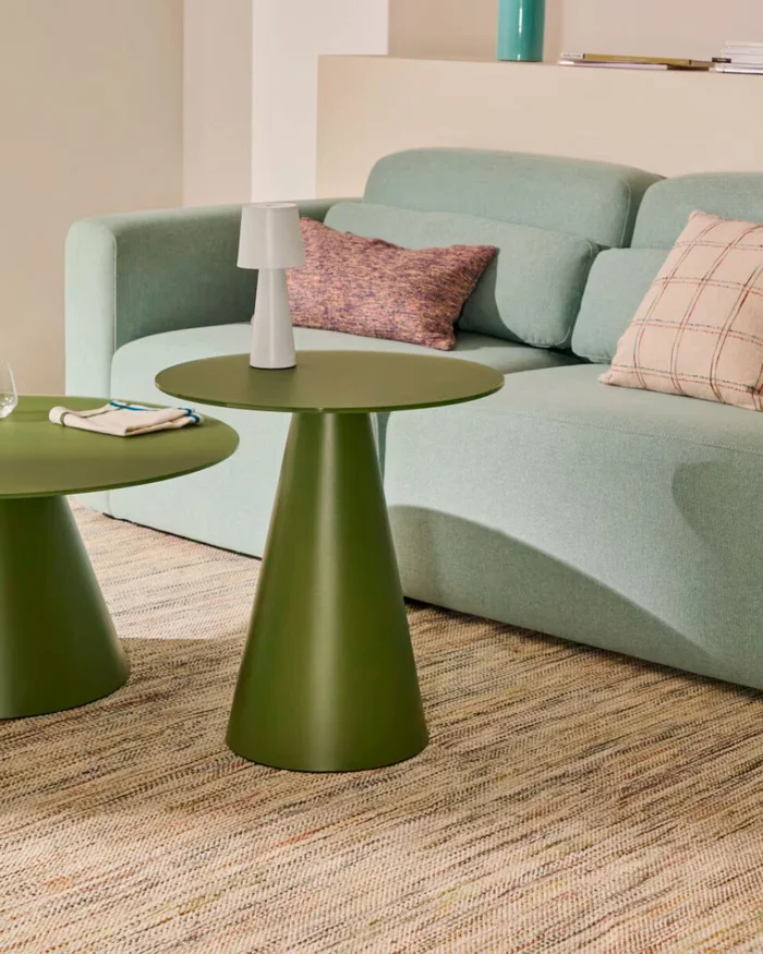 Mesa auxiliar Wilshire cristal templado glaseado y acero acabado - pintado verde mate Ø50cm en Verde - Mesas de arrimo, Uruguay | Kavehome, vista 2